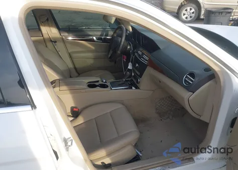 2013 Mercedes-Benz C 250 Sport z USA, uszkodzony, nr VIN WDDGF4HB8DA806328